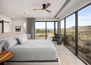 18 Schlafzimmer, Schreibtisch, Bügeleisen/Bügelbrett, Reisekinderbett