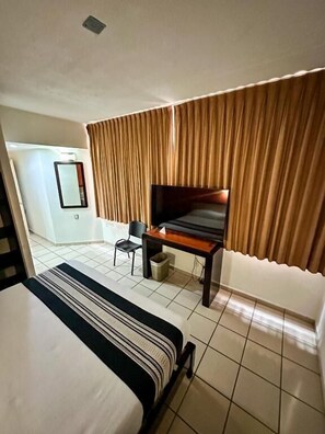 Single Room | Desk - Hotel Montreal (León)
