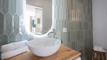 Een douche, een haardroger, handdoeken