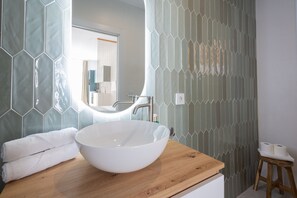 Een douche, een haardroger, handdoeken