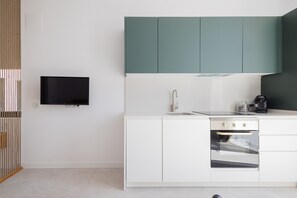 Een koelkast, een magnetron, een oven, een vaatwasser