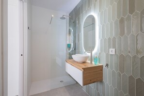 Dusj, hårføner og håndklær