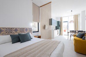 Tabla de planchar con plancha, wifi gratis y ropa de cama 