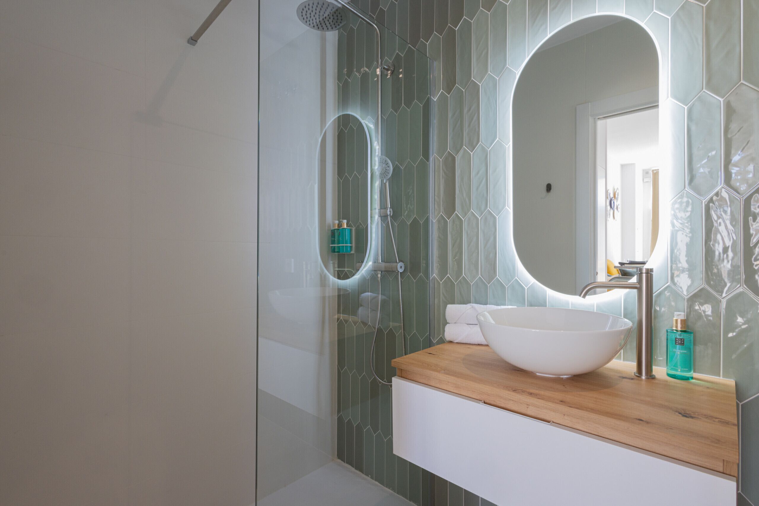 Een douche, een haardroger, handdoeken
