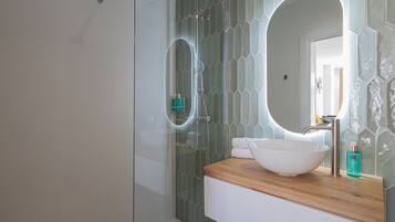 Een douche, een haardroger, handdoeken