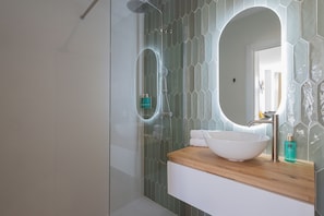 Dusche, Haartrockner, Handtücher