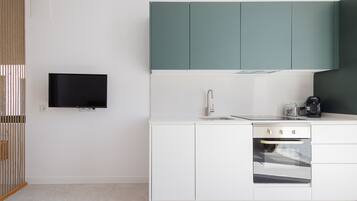 Een koelkast, een magnetron, een oven, een vaatwasser