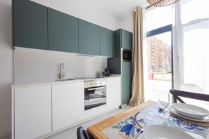 Een koelkast, een magnetron, een oven, een vaatwasser