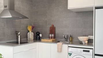 Réfrigérateur, micro-ondes, cafetiÚre/bouilloire, bouilloire électrique