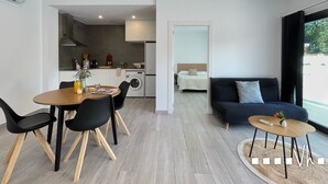 A modern apartment with a dining area, kitchen, and living room. - MARTA BEACH 1 – Beachfront apartment in Benissa (Benissa)