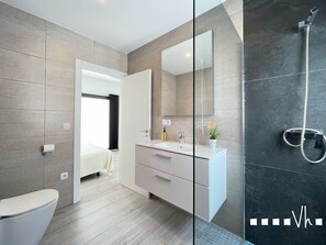 Dusche, Haartrockner, Handtücher