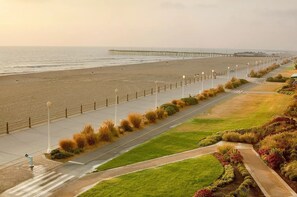 Playa en los alrededores, camastros y toallas de playa 