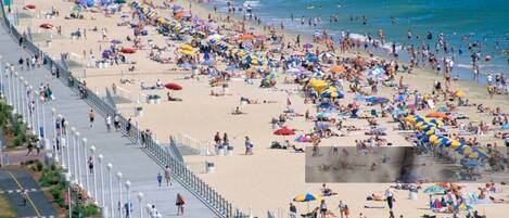 Chaises longues, serviettes de plage