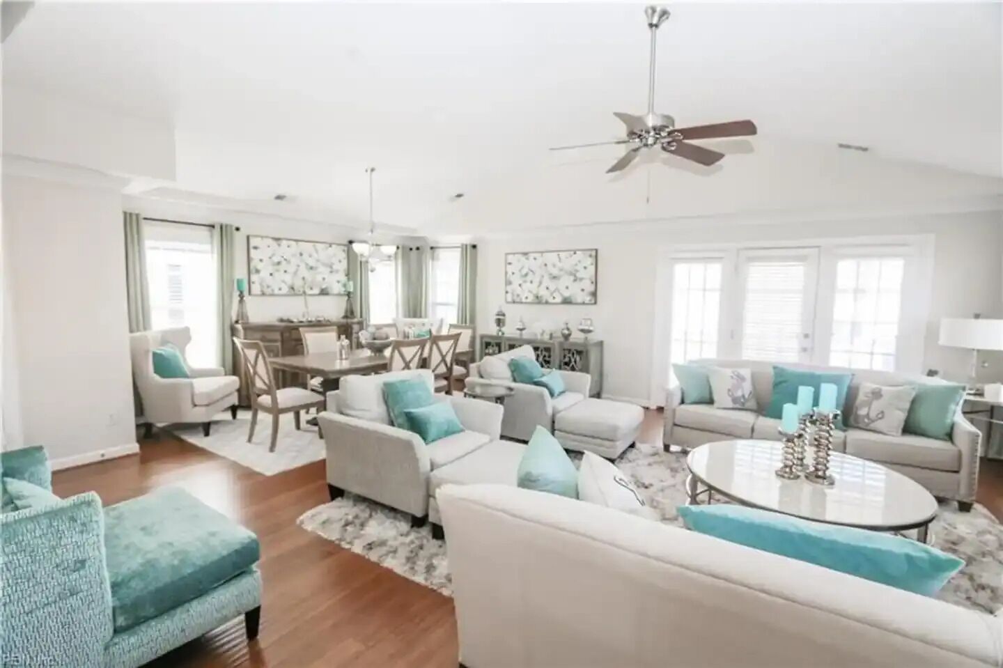 智能电视、壁炉、DVD 播放器、桌上足球