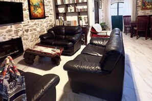 Fernseher, Kamin, Stereoanlage