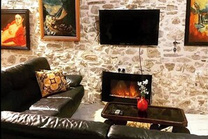 Fernseher, Kamin, Stereoanlage