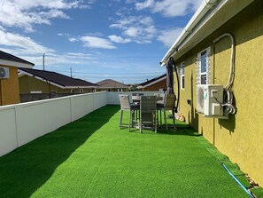 Outdoor dining - Harbour Oasis Retreat - Charming 2 Bedroom House (Old Harbour)