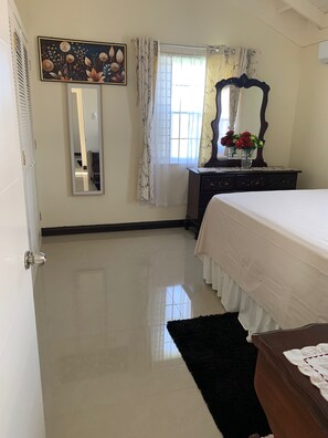 2 bedrooms, WiFi, bed sheets, wheelchair access - Harbour Oasis Retreat - Charming 2 Bedroom House (Old Harbour)