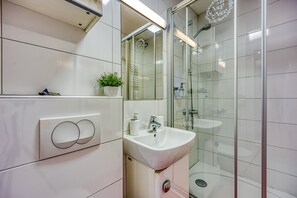 Een douche, een haardroger, handdoeken