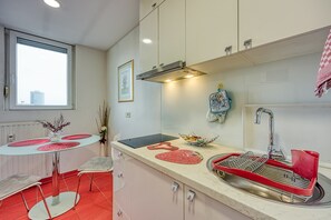 Een koelkast, een magnetron, een oven, een kookplaat