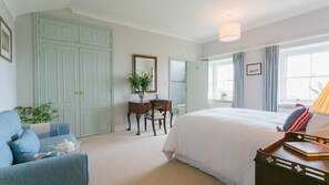 3 chambres, bureau, fer et planche à repasser, lit de bébé portatif
