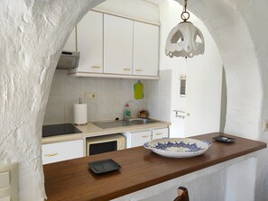 Jääkaappi, mikroaaltouuni, kahvin-/teenkeitin