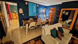 Deluxe-Studiosuite, Gartenblick | Wohnbereich | 43-Zoll-Smart-TV mit Digitalempfang, Netflix, Streaming-Dienste