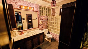Suite estudio Deluxe, vista al jardín | Baño | Regadera, regadera tipo lluvia, secadora de cabello, toallas 