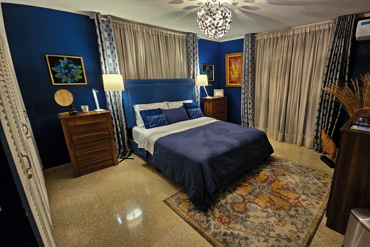 Deluxe Double Room, City View | Peralatan tempat tidur premium, busa memori, dihias secara berasingan