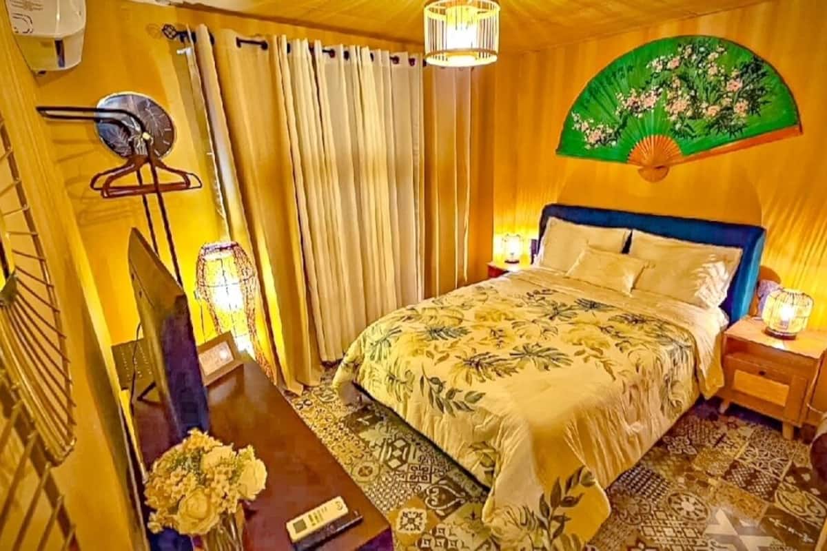 Deluxe Double Room, City View | Peralatan tempat tidur premium, busa memori, dihias secara berasingan