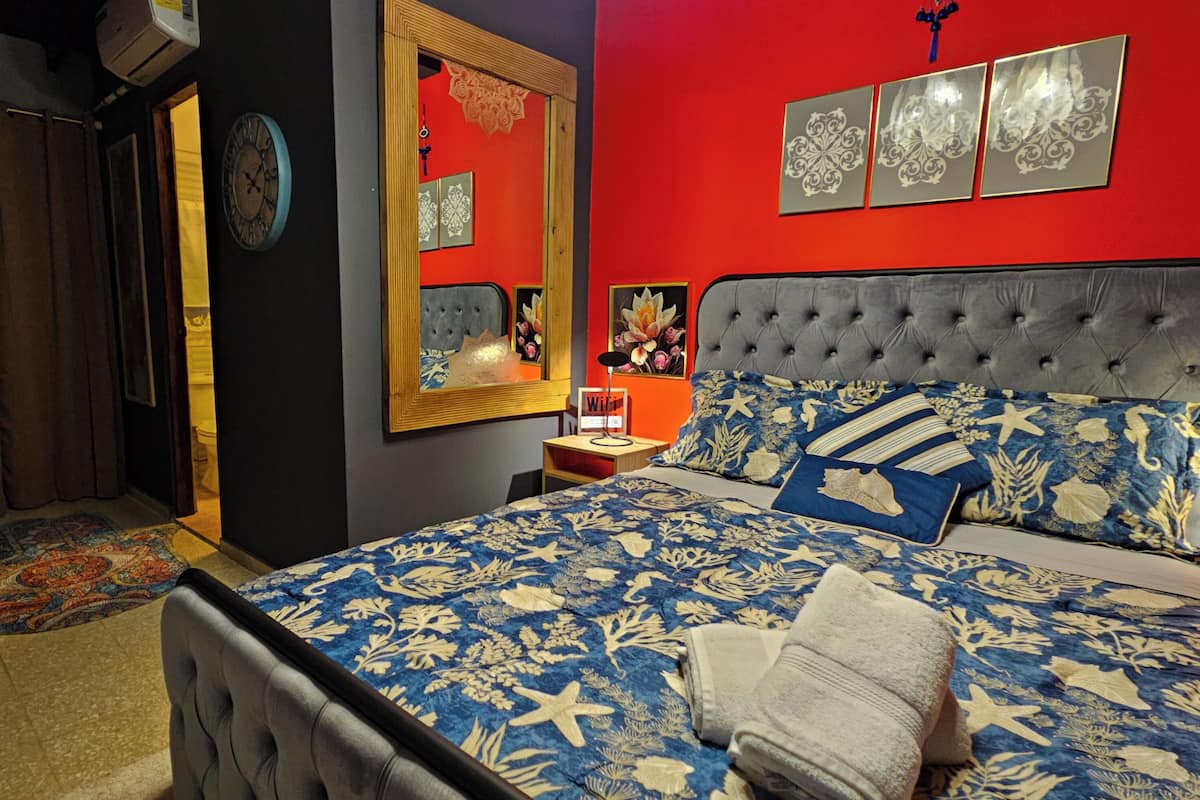 Deluxe Double Room, City View | Peralatan tempat tidur premium, busa memori, dihias secara berasingan