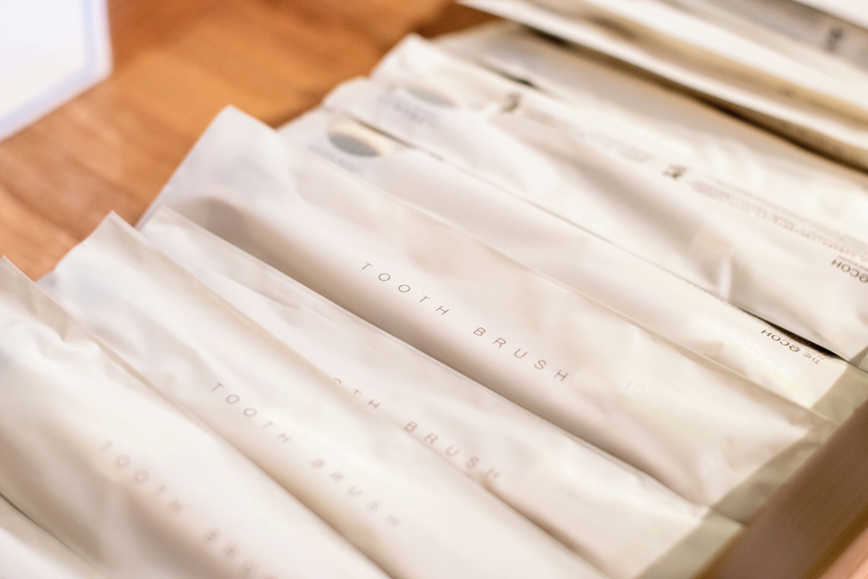 Un montón de cepillos de dientes blancos con el texto 