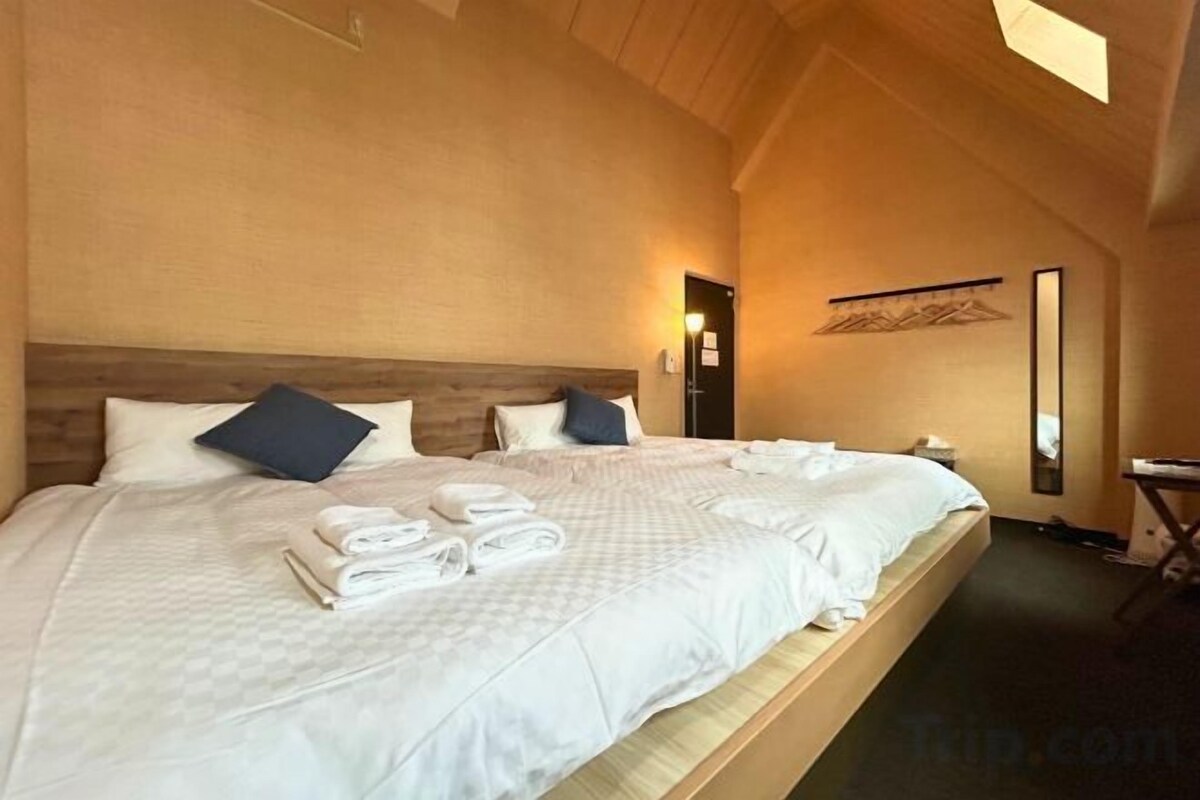 Cribs (free), WiFi (free), bed sheets