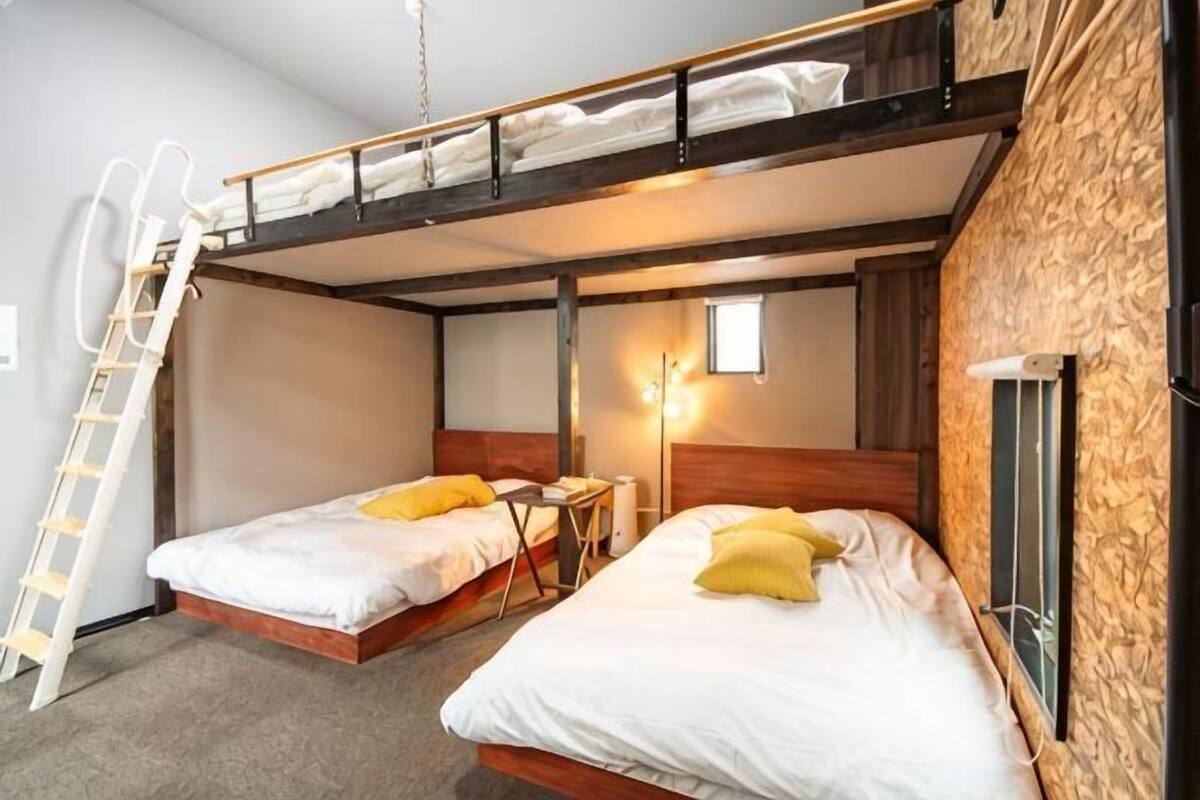Cribs (free), WiFi (free), bed sheets