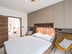1 bedroom, desk, Internet