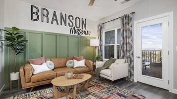 TV connectée, cheminée, baby-foot, livres