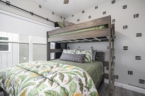 4 bedrooms, iron/ironing board, travel cot, free WiFi - Heart of Branson/Fantastic View from Balcony/Arcades/Pools/King beds/Mins to SDC (Branson)