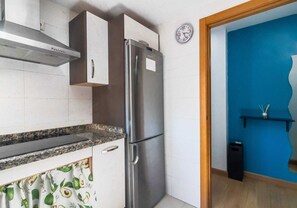 Refrigerador, microondas, cafetera y tetera y tostadora 