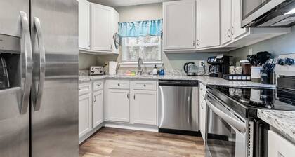 Elegant Escape, 4BR, Arcade Games, Stocked Kitchen, WiFi