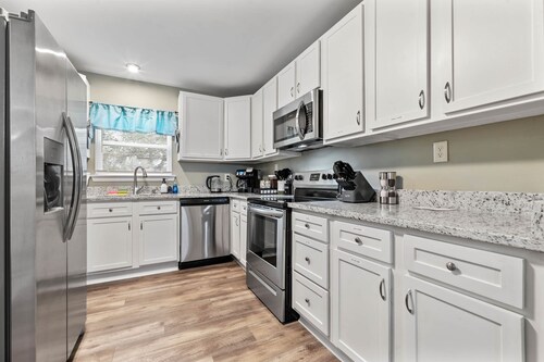 Elegant Escape, 4BR, Arcade Games, Stocked Kitchen, WiFi