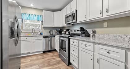 Elegant Escape, 4BR, Arcade Games, Stocked Kitchen, WiFi