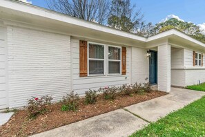 Exterior detail - Elegant Escape, 4BR, Arcade Games, Stocked Kitchen, WiFi (Mobile)