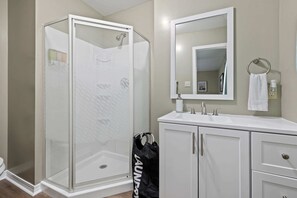 Shower, hair dryer, towels, shampoo - Elegant Escape, 4BR, Arcade Games, Stocked Kitchen, WiFi (Mobile)