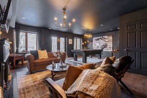 Télévision, cheminée