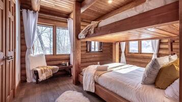 4 bedrooms, iron/ironing board, WiFi, bed sheets