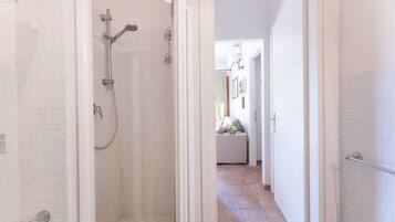 Een douche, een haardroger