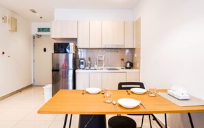 Comfort-Apartment | Eigene Küche | Großer Kühlschrank, Mikrowelle, Herdplatte, Wasserkocher