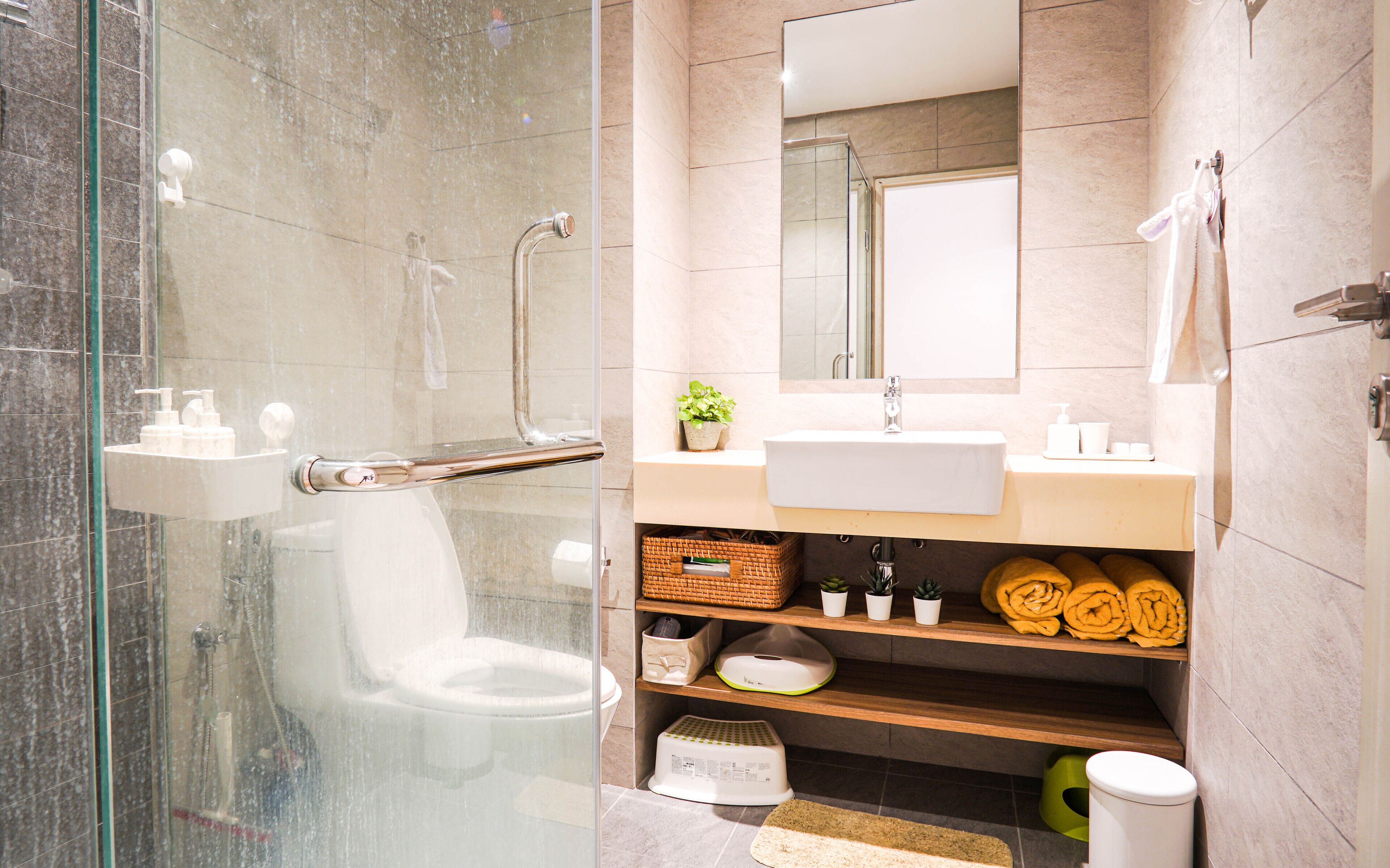 Comfort Apartment | Bathroom | Shower, towels, soap, shampoo