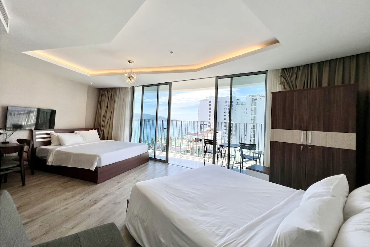 Quarto quádruplo executivo, banheira, vista para o mar | Sacada