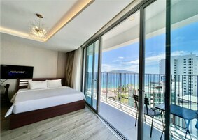 Habitación cuádruple ejecutiva, bañera, vistas al mar | Ropa de cama hipoalergénica, mobiliario individual, escritorio